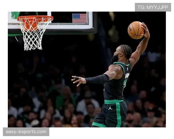 布朗无球跑动频繁提升空间效率，助凯尔特人关键时刻拉开比分