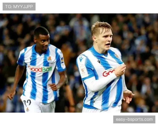 德容与厄德高中场创造力及组织方式对比分析