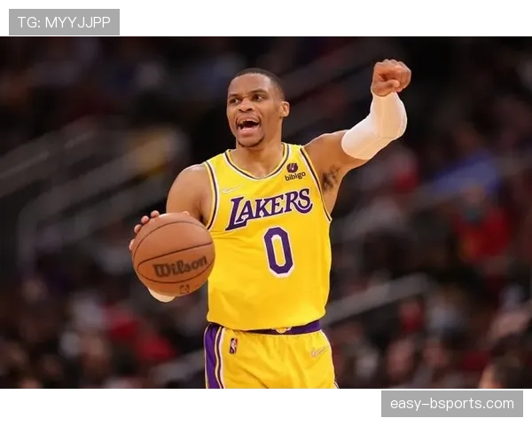 拉塞尔·威斯布鲁克突破拉开内线防守，提升关键时刻得分效率