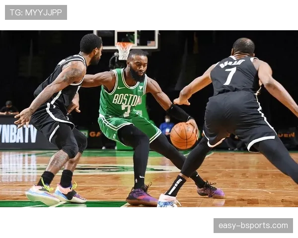 布朗挡拆积极拉开空间 提升关键时刻进攻效率